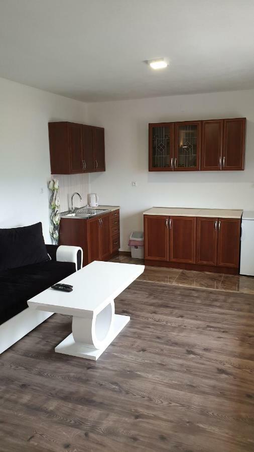 شقة Apartman Malekin Prozor المظهر الخارجي الصورة